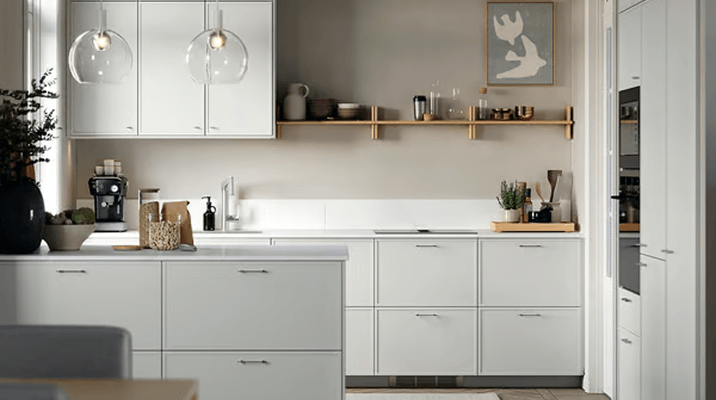 Minimalista előlap előnyben – a világosszürke ASPUDDEN konyha